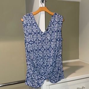 V-neck and back twist front sleeveless shirt